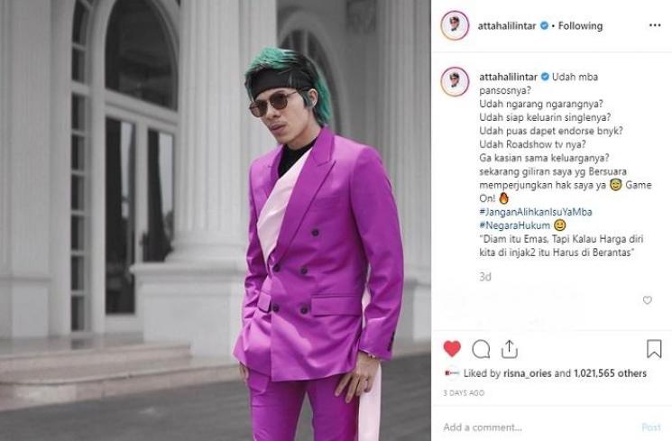 Atta Halilintar dengan outfit ngejreng (Instagram @attahalilintar)