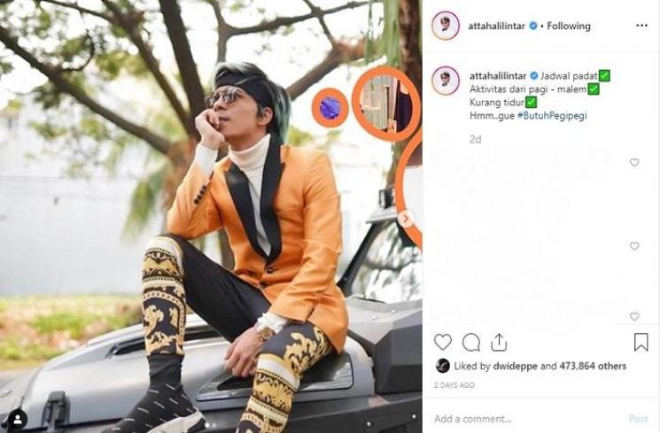 Atta Halilintar dengan outfit ngejreng (Instagram @attahalilintar)