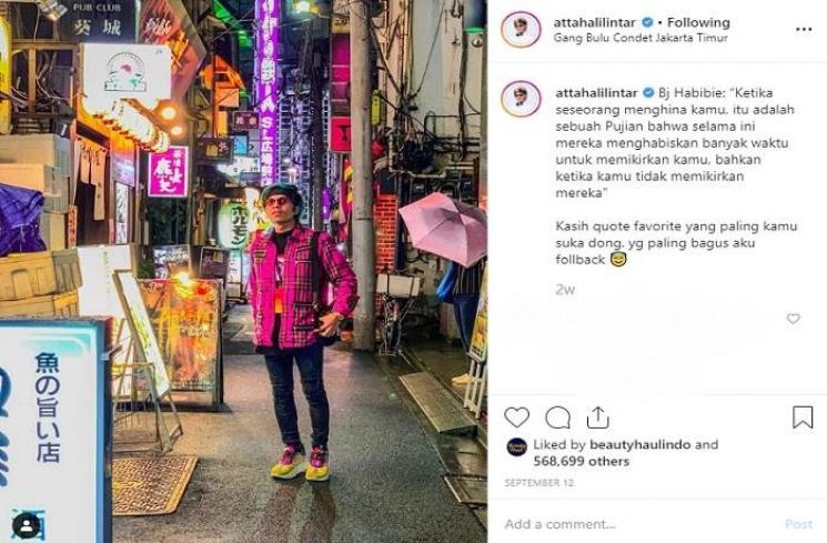 Atta Halilintar dengan outfit ngejreng (Instagram @attahalilintar)