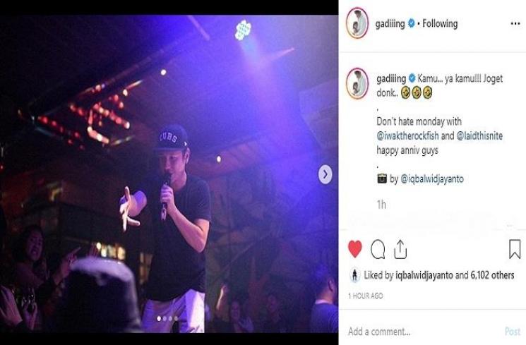 Gading Marten asyik bernyanyi (Instagram @gadiiing)