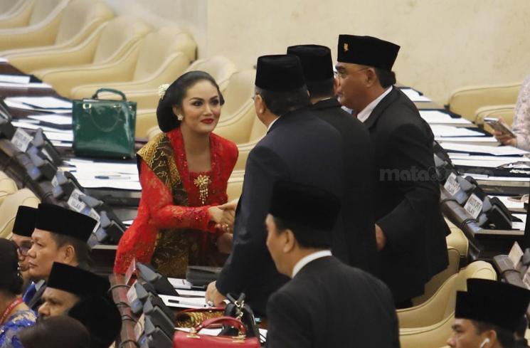 Krisdayanti saat dilantik jadi anggota DPR. [Matamata.com/Arya]