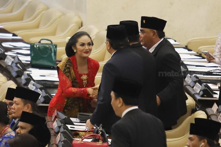 Krisdayanti saat dilantik jadi anggota DPR. [Matamata.com/Arya]