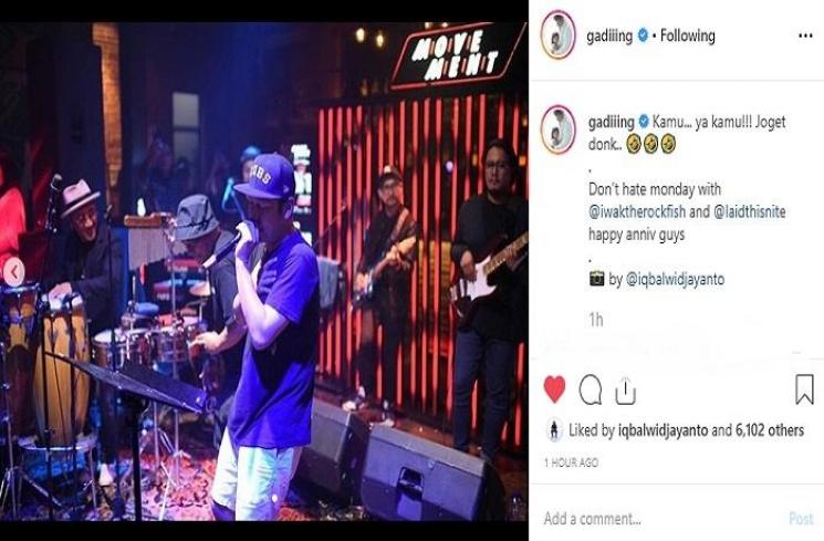 Gading Marten asyik bernyanyi (Instagram @gadiiing)