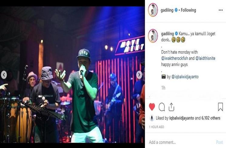 Gading Marten asyik bernyanyi (Instagram @gadiiing)