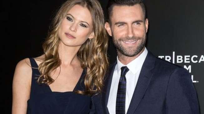 Adam Levine dan Behati Prinsloo (Shutterstock)