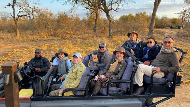 Maia Estianty dan Irwan Mussry di gurun Afrika Selatan. [Instagram]