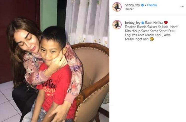 Bebby Fey dan putranya. (Instagram/@bebby_fey)