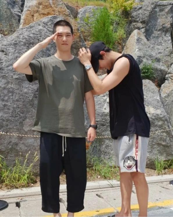 Chanyeol EXO dan Lee Jonghyun eks CNBLUE (Koreaboo)