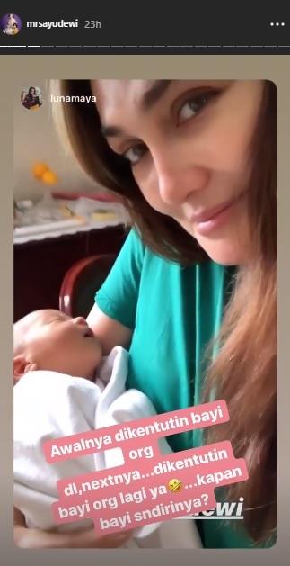 Luna Maya gendong anak Ayu Dewi. (Instagram/@mrsayudewi)