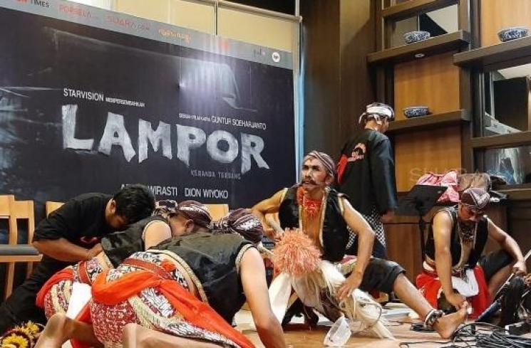 Pertunjukan Kuda Lumping di acara Press Screening film Lampor Keranda Terbang [Suara.com/Evi Ariska]