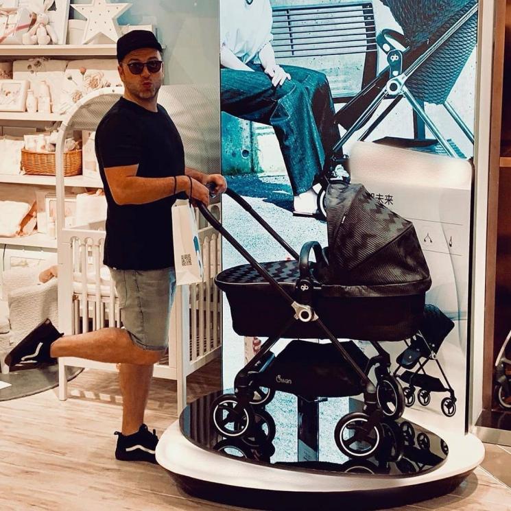 Mark Westlife pose dengan kereta bayi. [Instagram]