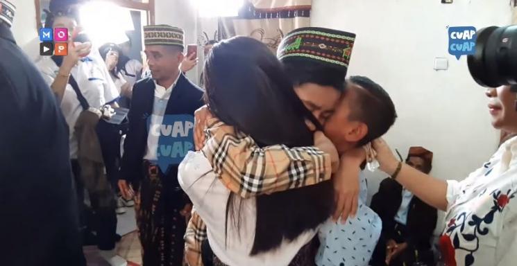 Betrand Peto disambut upacara adat. (Youtube/MOPChannel)