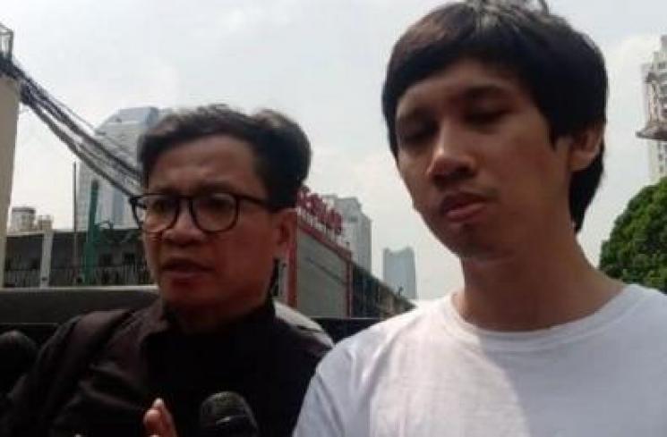 Ananda Badudu usai ditangkap dan diperiksa Polda Metro Jaya, Jumat (27/9/2019). (Suara.com/Arga)