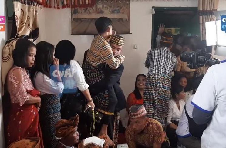 Betrand Peto disambut upacara adat. (Youtube/MOPChannel)