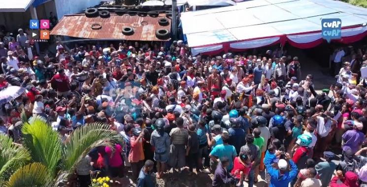 Betrand Peto disambut upacara adat. (Youtube/MOPChannel)