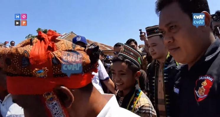 Betrand Peto disambut upacara adat. (Youtube/MOPChannel)