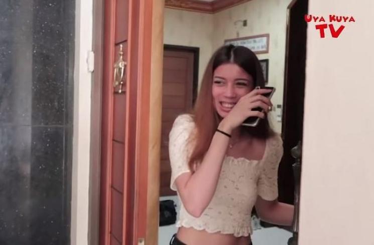 Sabrina Chairunnisa ngakak lihat Deddy Corbuzier. (Youtube/UyaKuyaTV)
