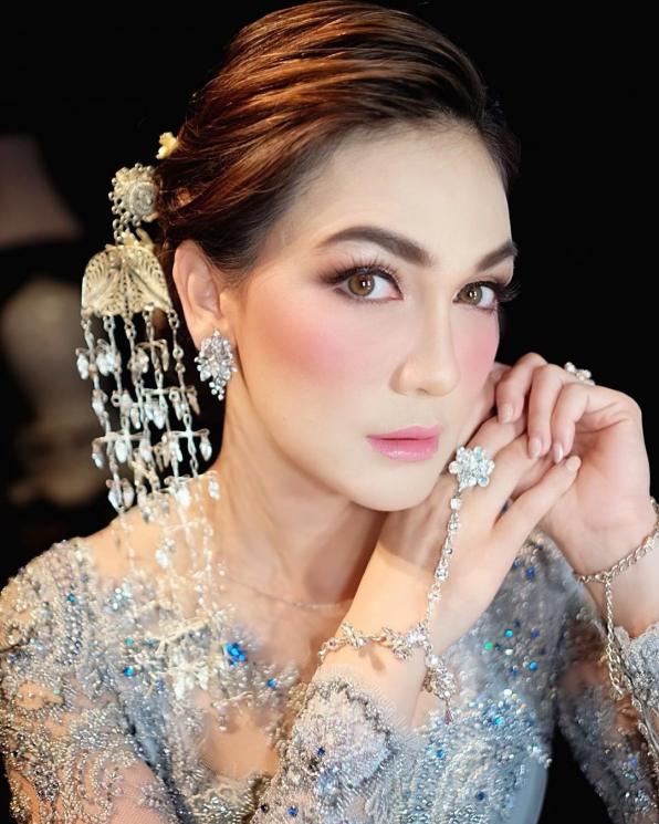 Luna Maya cantik dengan gaun kebaya pengantin. [Instagram]