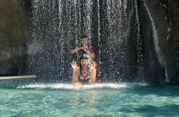 Cuek Jadi Trending, Tamara Bleszynski Pamer Berenang Pakai Bikini Lagi!