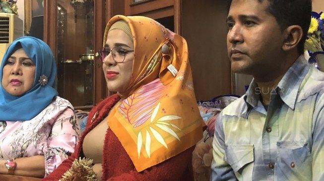 Elvy Sukaesih bersama dua anaknya (MataMata.com/Sumarni)