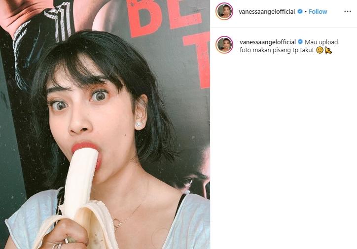 Vanessa Angel makan pisang (Instagram/@vanessaangelofficial)