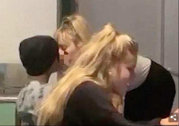 Miley Cyrus dan Cody Simpson berciuman. (TMZ.com)