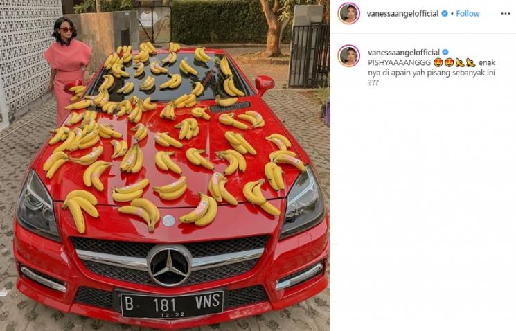 Vanessa Angel makan pisang (Instagram/@vanessaangelofficial)