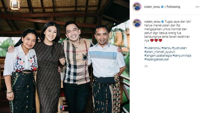 Ruben Onsu dan Sarwendah bersama orangtua kandung Betrand Peto. (Instagram/@ruben_onsu)
