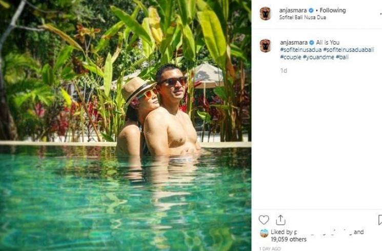 Anjasmara mesra dengan istri, Dian Nitami di kolam renang. (Instagram/@anjasmara)