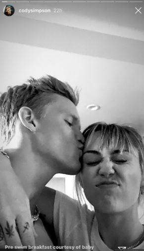 Cody Simpson cium Miley Cyrus. (Instagram/@codysimpson)