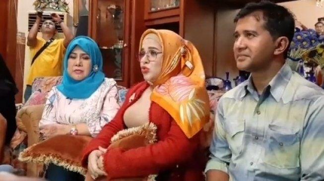 Elvy Sukaesih bersama dua anaknya (MataMata.com/Sumarni)