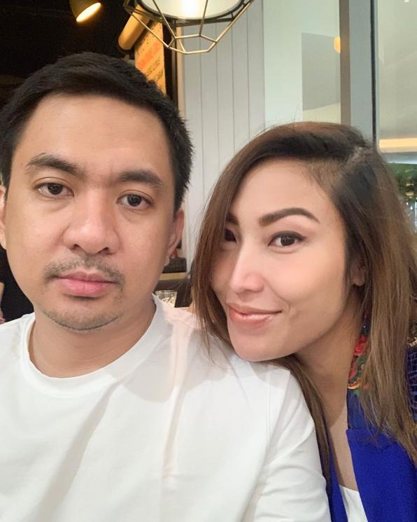 Pemotretan keluarga Ayu Dewi dengan anak ketiganya (Instagram @mrsayudewi)