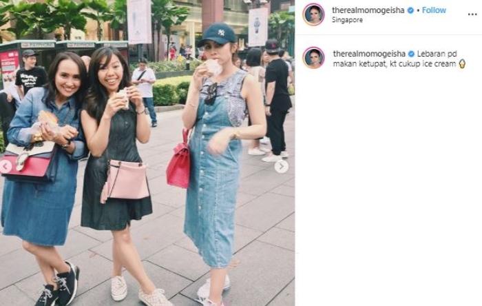 Momo Geisha bareng ibu mertua. (Instagram/@therealmomogeisha)