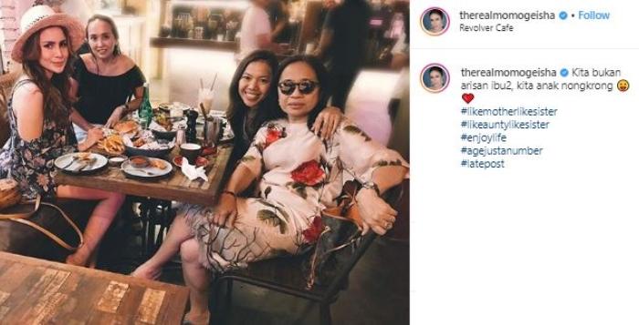 Momo Geisha bareng ibu mertua. (Instagram/@therealmomogeisha)