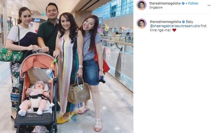Momo Geisha bareng ibu mertua. (Instagram/@therealmomogeisha)