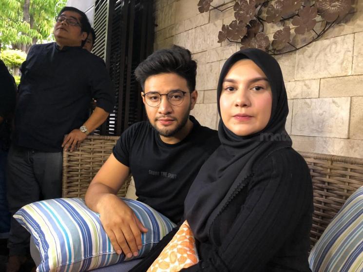 Ammar Zoni dan Irish Bella saat berika keterangan kepada wartawan terkait meninggalnya anak kembar.
