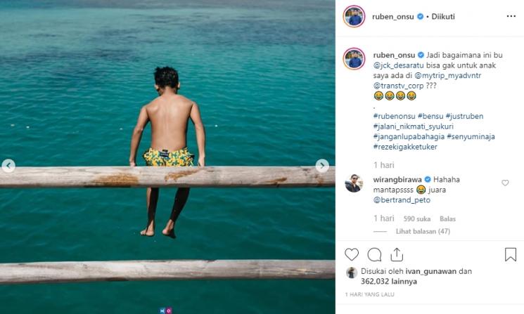 Betrand Peto renang di Labuan Bajo (Instagram/@ruben_onsu)