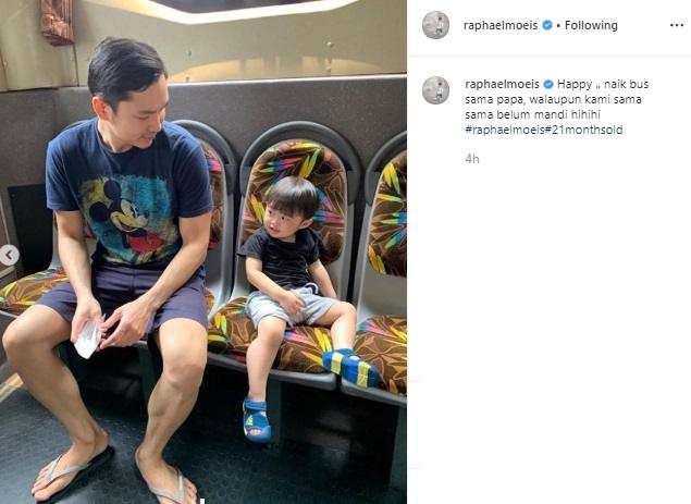 Suami Sandra Dewi tampil sederhana naik bus umum. (Instagram/@raphaelmoeis)