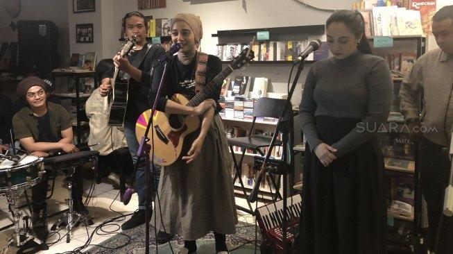 Chiki Fawzi di sela-sela perilisan single "Belukar Dunia", Jumat (11/10/2019) malam. (Suara.com/Revi C Rantung)