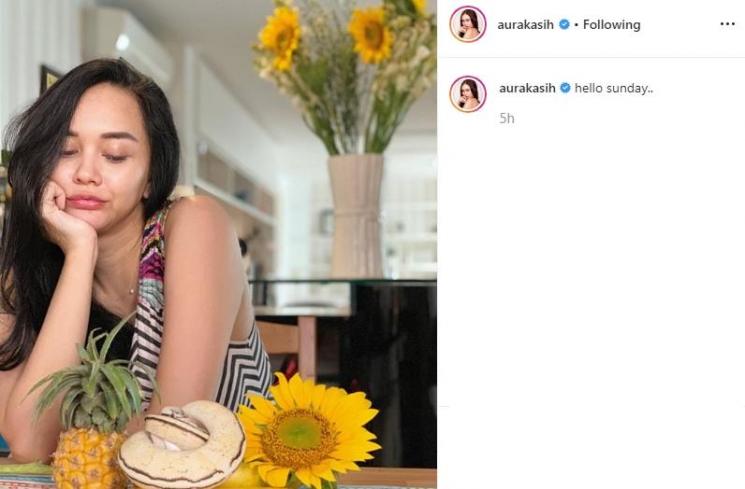 Aura Kasih dan ular peliharaannya (Instagram/@aurakasih)