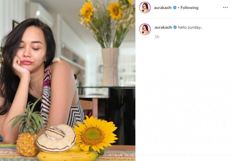 Aura Kasih dan ular peliharaannya (Instagram/@aurakasih)