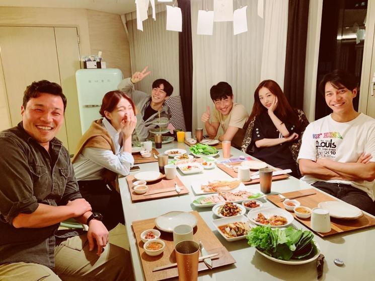 Cast Vagabond rayakan ultah Suzy (Instagram/@leeseunggi_official)