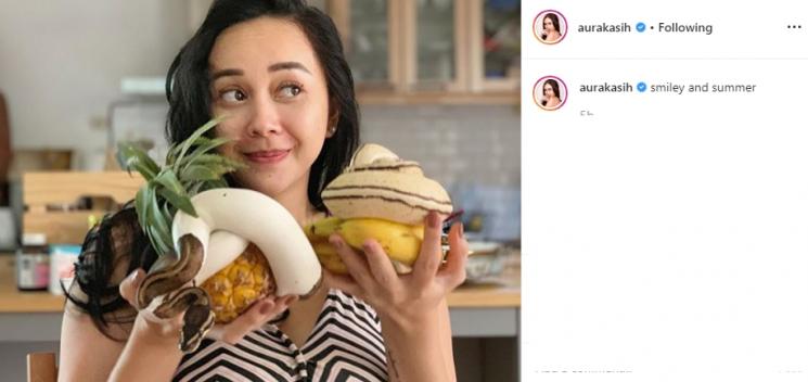 Aura Kasih dan ular peliharaannya (Instagram/@aurakasih)