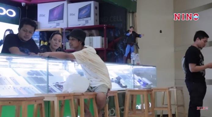Nino Kuya nyamar jadi gembel. (YouTube/Nino Kuya)