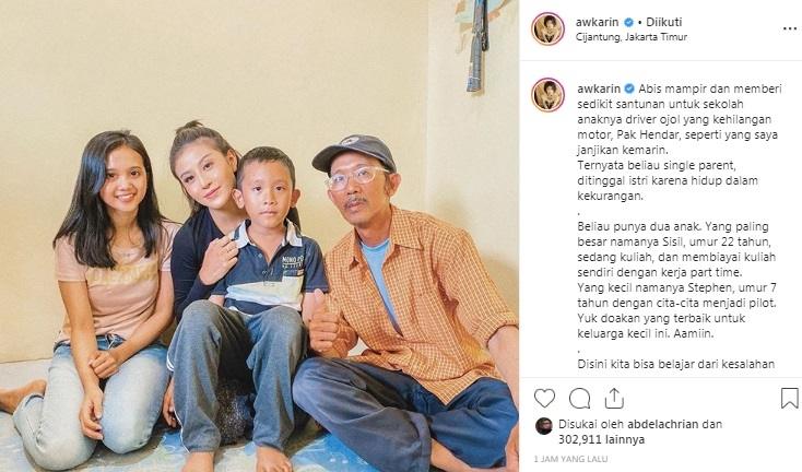 Awkarin foto bareng driver ojol dan keluarganya. [Instagram]