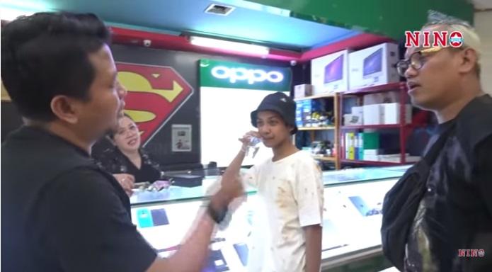 Nino Kuya nyamar jadi gembel. (YouTube/Nino Kuya)