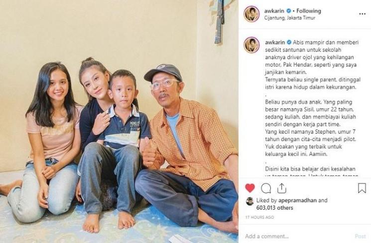Awkarin menemui driver ojol yang kehilangan motor (Instagram @awkarin)