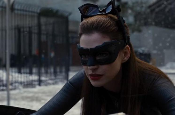 Catwoman diperankan oleh Anne Hathaway. (Youtube/ExploreWhite)