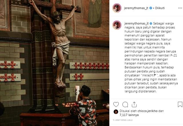 Jeremy Thomas bersimpuh di depan patung Yesus. [Instagram @jeremythomas_jt]
