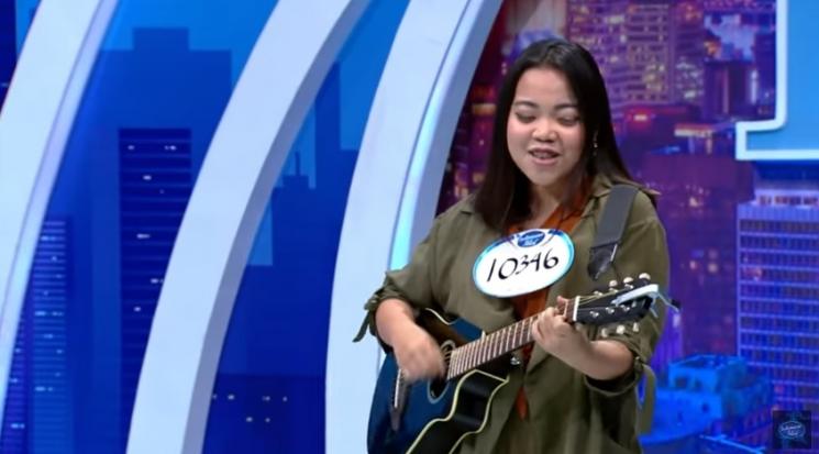Penampilan Priska Utari bawakan lagu ciptaannya untuk Anang Hermansyah. (YouTube)